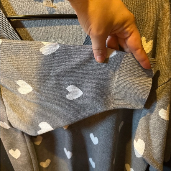 Cable & Gauge Gray and White Hearts V-Neck Sweater - Picture 4 of 5